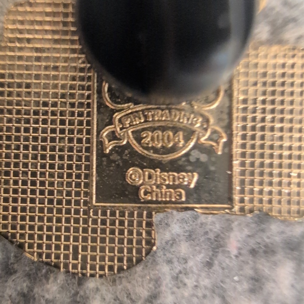 Disney's Fairy Tale Weddings 2004 Official Trading Pin White Gold Tone Logo - Picture 3 of 3